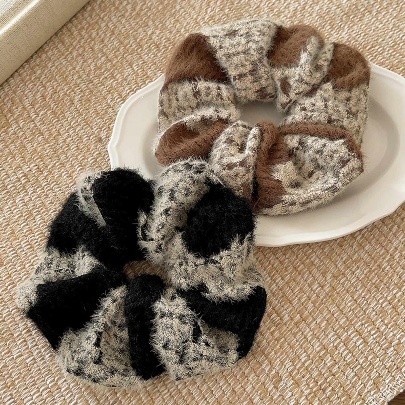 1 Stück flauschige karierte Haargummis, schwarzbraune Haargummis, weicher, flauschiger Strick-Haarschmuck, stilvolle Winter-Haardekoration