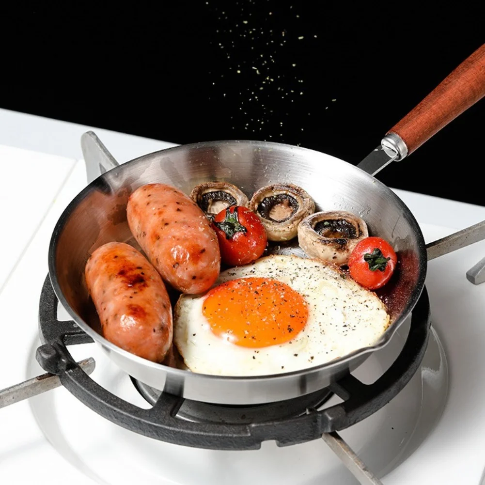 مقلاة من الفولاذ المقاوم للصدأ 304 بتصميم سلس ومقبض خشبي مقاوم للحرارة لسهولة المناورة والتنظيف