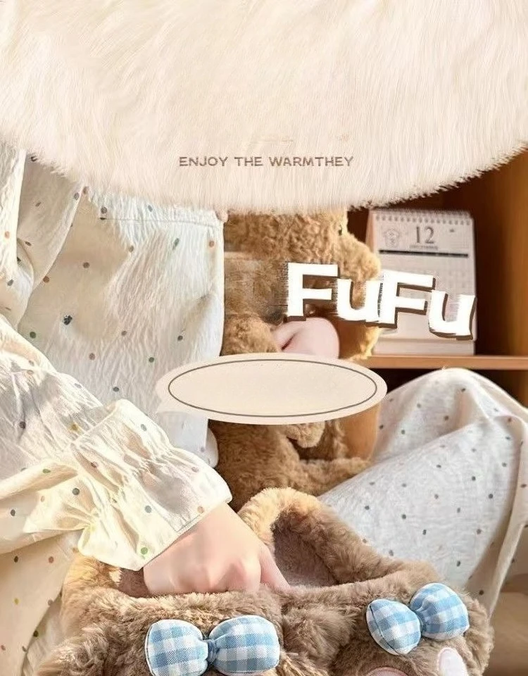 Damen-Winterhausschuhe im Bären-Design – mit Plüsch-Fleece gefütterte Hausschuhe, rutschfeste Outdoor-Slipper mit dicker Sohle und niedlichen Pfotenabdrücken – Detail 1
