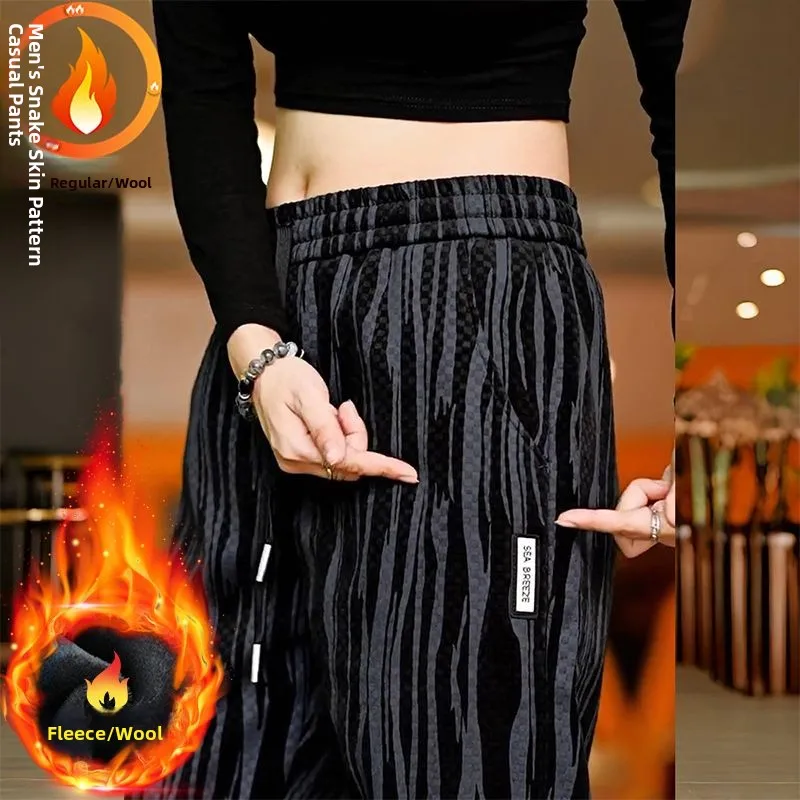 

Новинка 2024 года, мужские повседневные брюки с узором под змеиную кожу, свободные спортивные брюки с флисовой подкладкой, осенне-зимние утепленные модные брендовые брюки