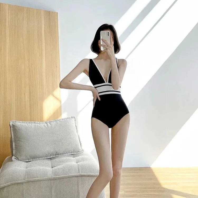 25 traje de baño clásico blanco y negro de una pieza de nuevo estilo: elegante y versátil para cualquier ocasión