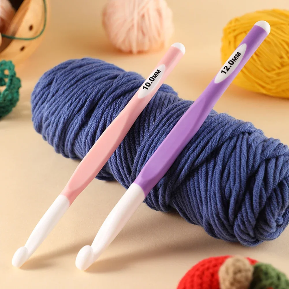 4pcs Knitting Crochet Comfortable Plastic Crochet Needles Smooth Yarn Craft Crochet Needles with Scale for Hand-Knit Accessories