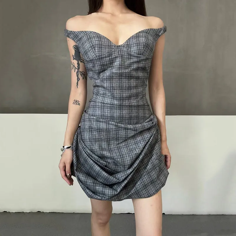 The new retro checkered pleated one-shoulder cinched-waist dress for early spring 2025 features a niche design and a short skirt