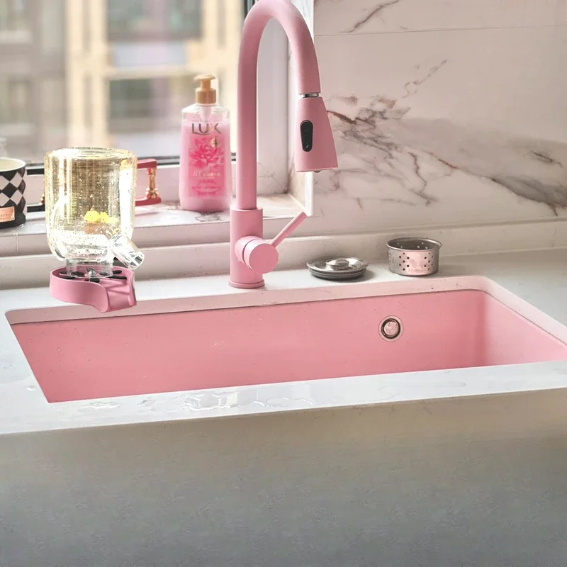 

Светло-розовый кварцевый камень, большая барная раковина с одним слотом, островная раковина, кухня под столешницей, цветная посудомоечная машина, vegeta