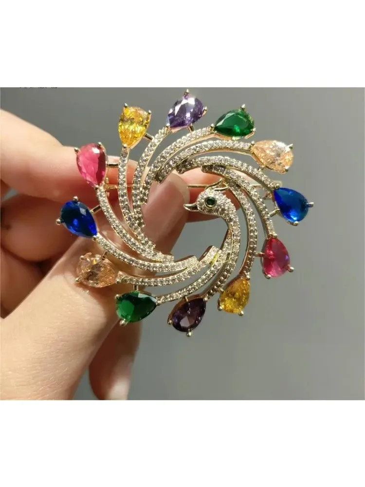 Spilla di lusso leggera Spilla di pavone Phoenix in vero oro con zirconi color gioielli di alta qualità