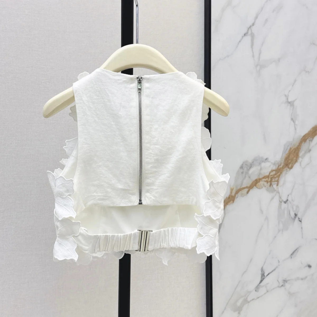 2026 High Quality Women's White Three Dimensional Flower Sleeveless Top--hb808