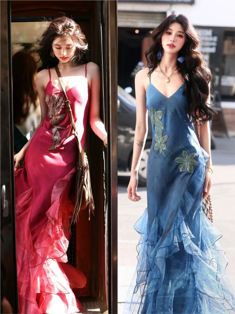 

A light luxury fitted fishtail halter long dress with fair and elegant cinched waist beaded floor-length skirt