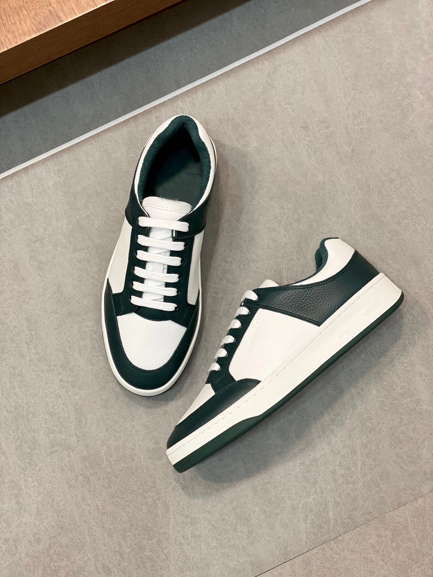 

Стильная и модная мужская повседневная обувь. Универсальная спортивная обувь. Дышащие белые кроссовки. Тренировочные кроссовки. Походная обувь. Подарки.