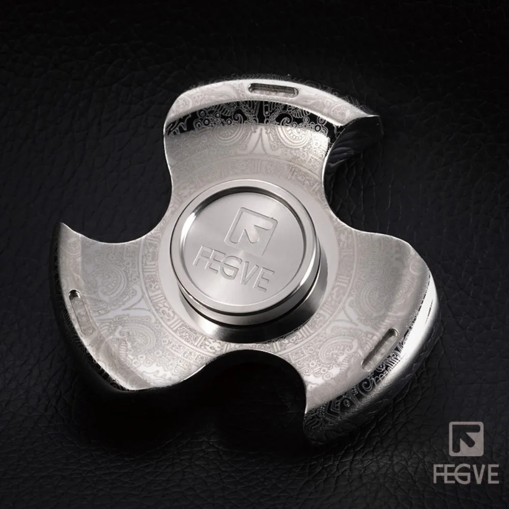FEGVE EDC Fidget Spinner aus Titan-Messing, Stressabbau-Spielzeug, dreiblattiger Fidget-Spinner, Angstlinderungs-Gadgets, originelles Design