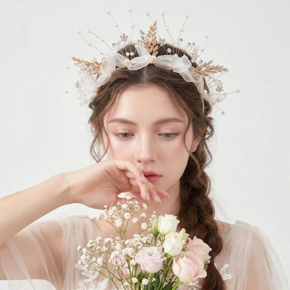 Magnifique serre-tête en maille orné de fleurs, de perles, de strass et de feuilles décoratives, idéal pour les séances photo de mariage, accessoire de coiffure et bijou.