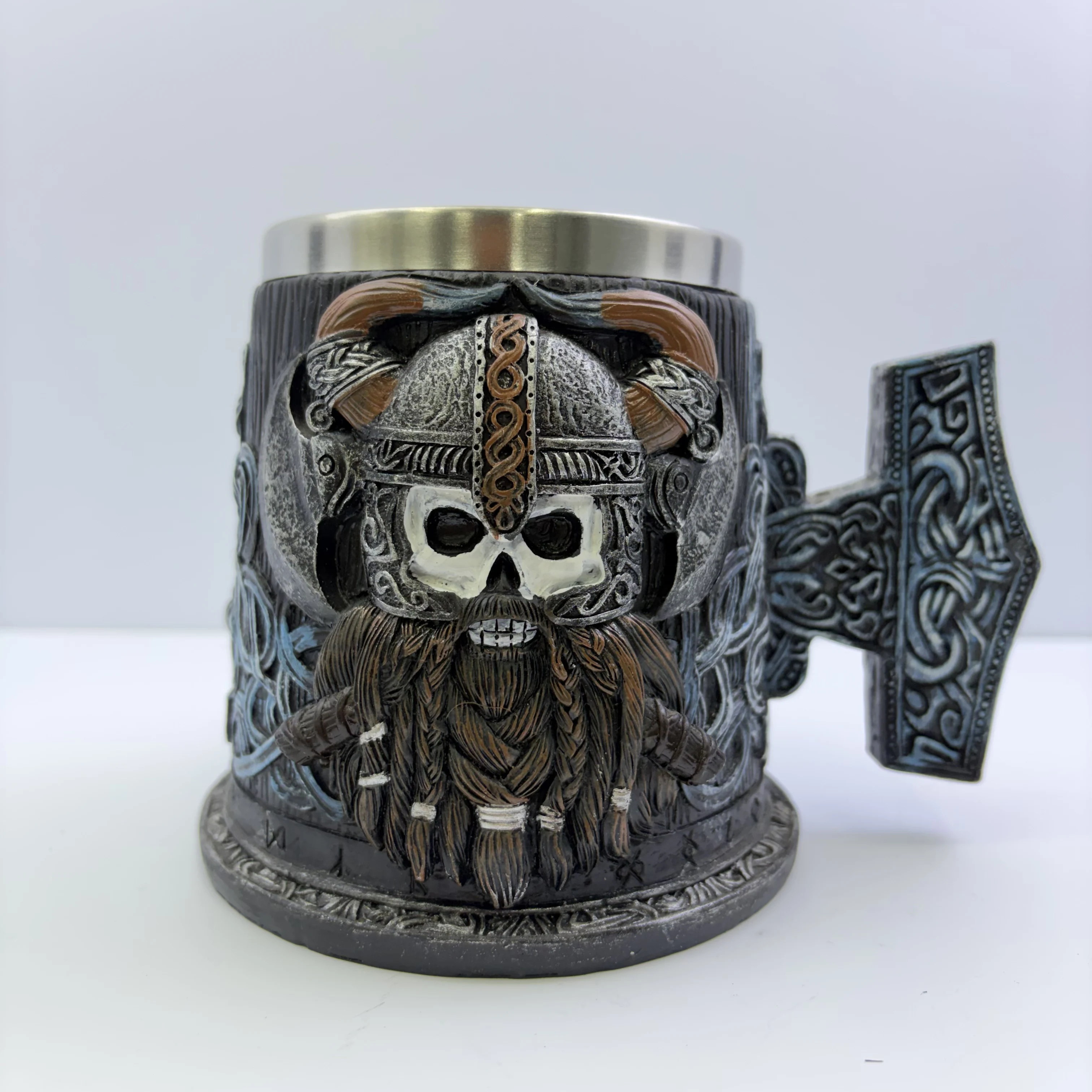 Jarra de Cerveza Vikinga con Calavera de Guerrero, Jarra Nórdica de 450ml con Revestimiento de Acero Inoxidable, Jarra de Resina con Relieve 3D y Asa de Martillo, Estilo Gótico Medieval