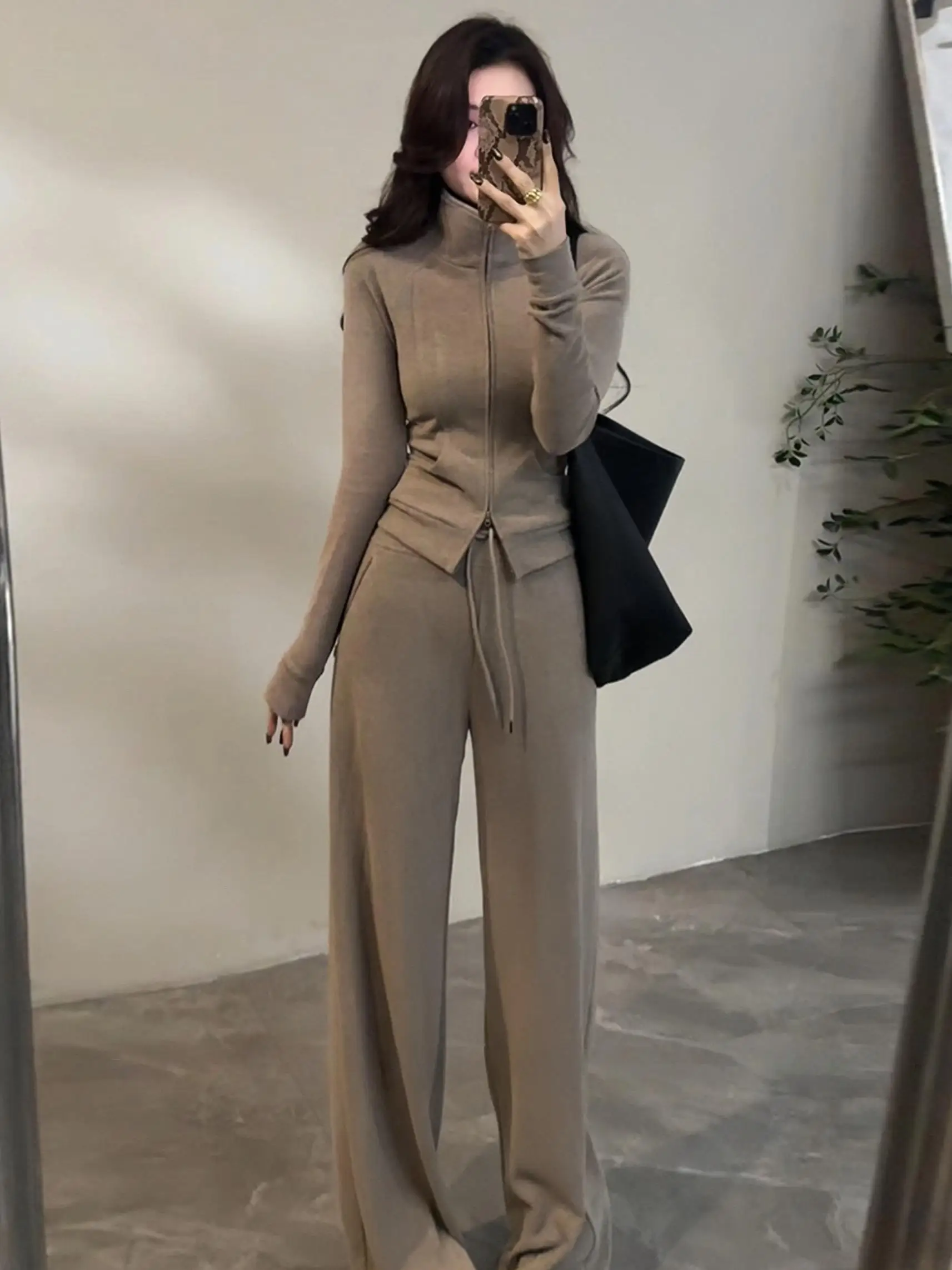 

Корейский модный спортивный костюм в стиле Lazy Style для женщин: осенне-зимний комплект с флисовой подкладкой, толстовкой с воротником-стойкой и широкими брюками.