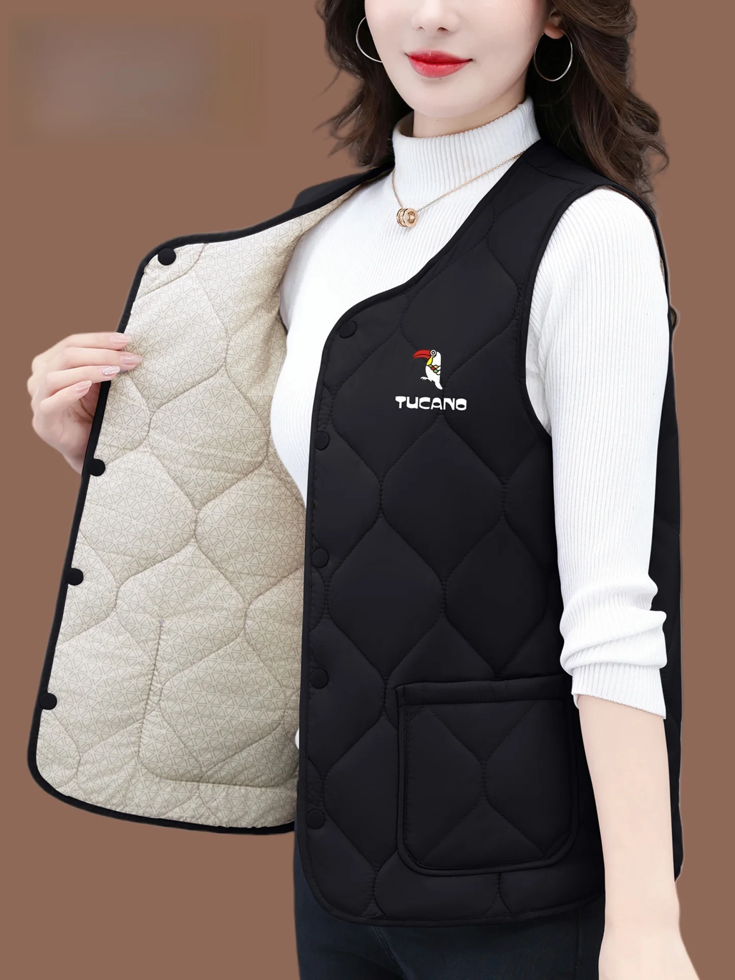 

Женский утепленный хлопковый жилет TUCANO 2025: Новая модная модель для женщин среднего возраста, трендовая верхняя одежда с V-образным вырезом