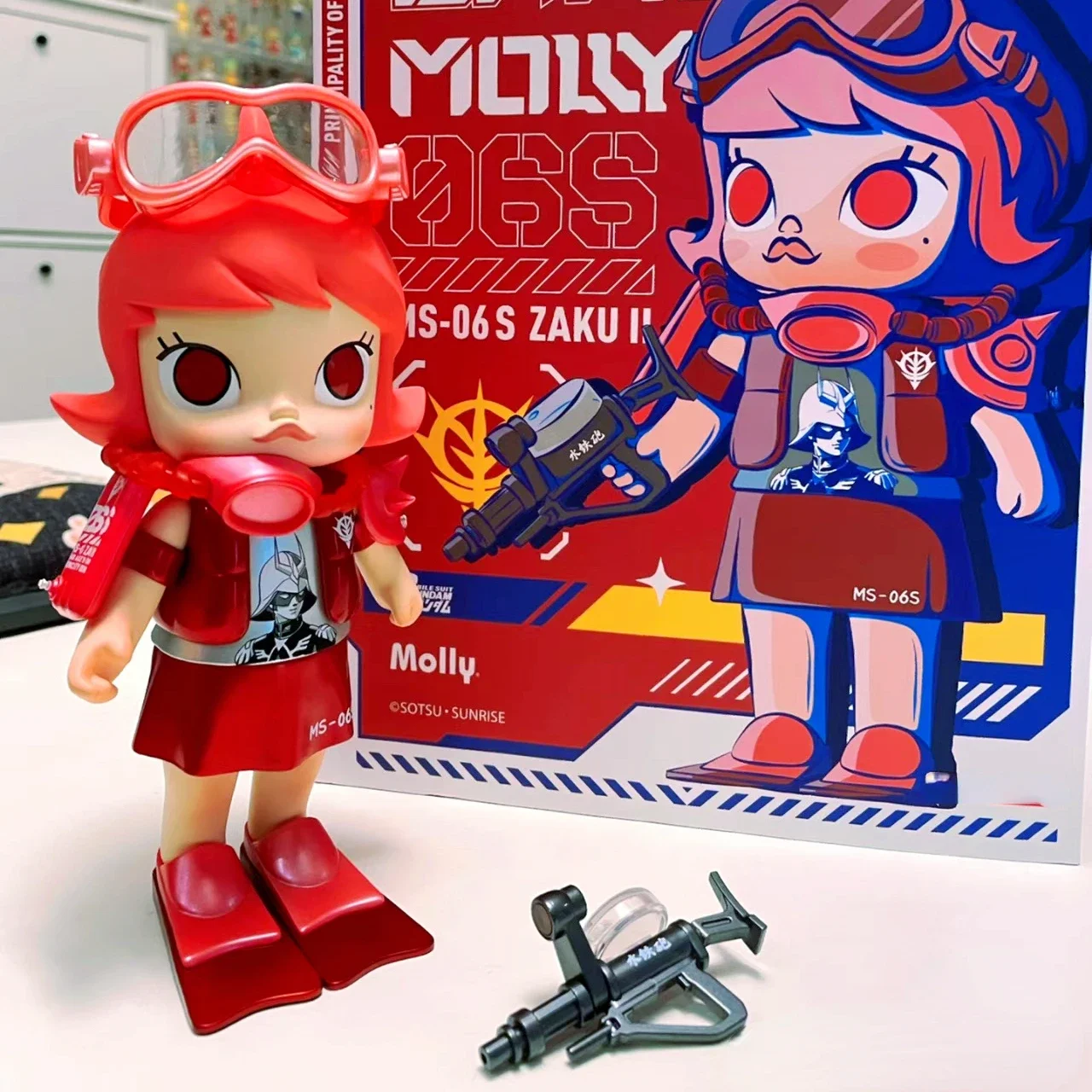 

Molly Soilder Anime Figure Special Design Red Green Diving Art Toy Robot Classical Collection Decoration Treasure