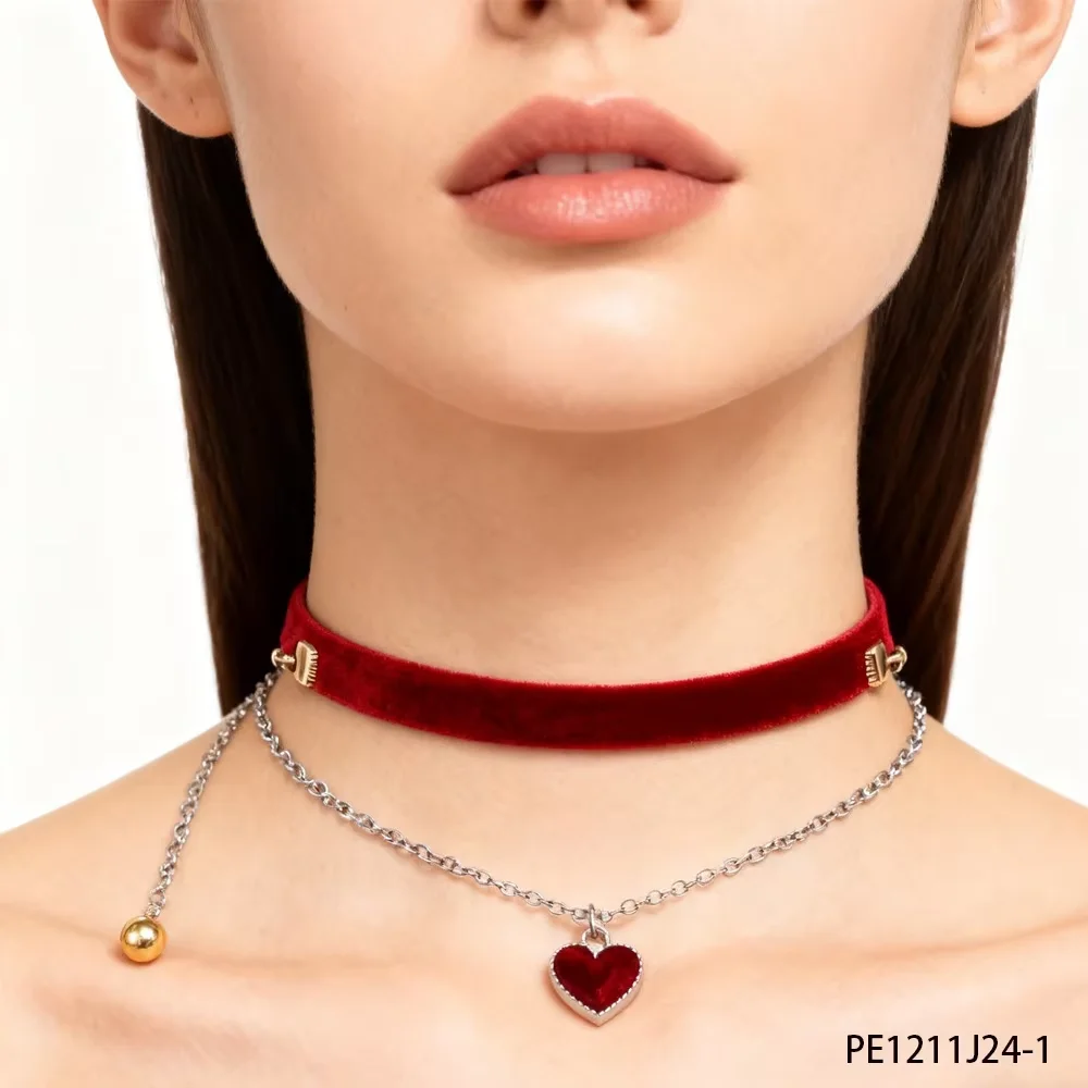 

PESENAR Эта красная бархатная ожерелье с подвеской в виде сердца имеет двухслойный дизайн и очень элегантность. Идеально подходит для Дня святого Валентина.