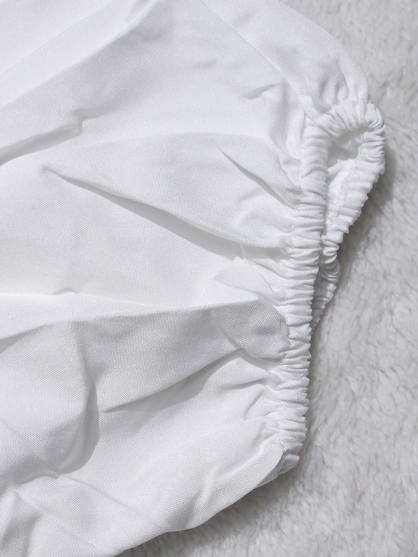 Vestido branco com amarração nas costas e saia em camadas, elegante e estiloso essencial de verão