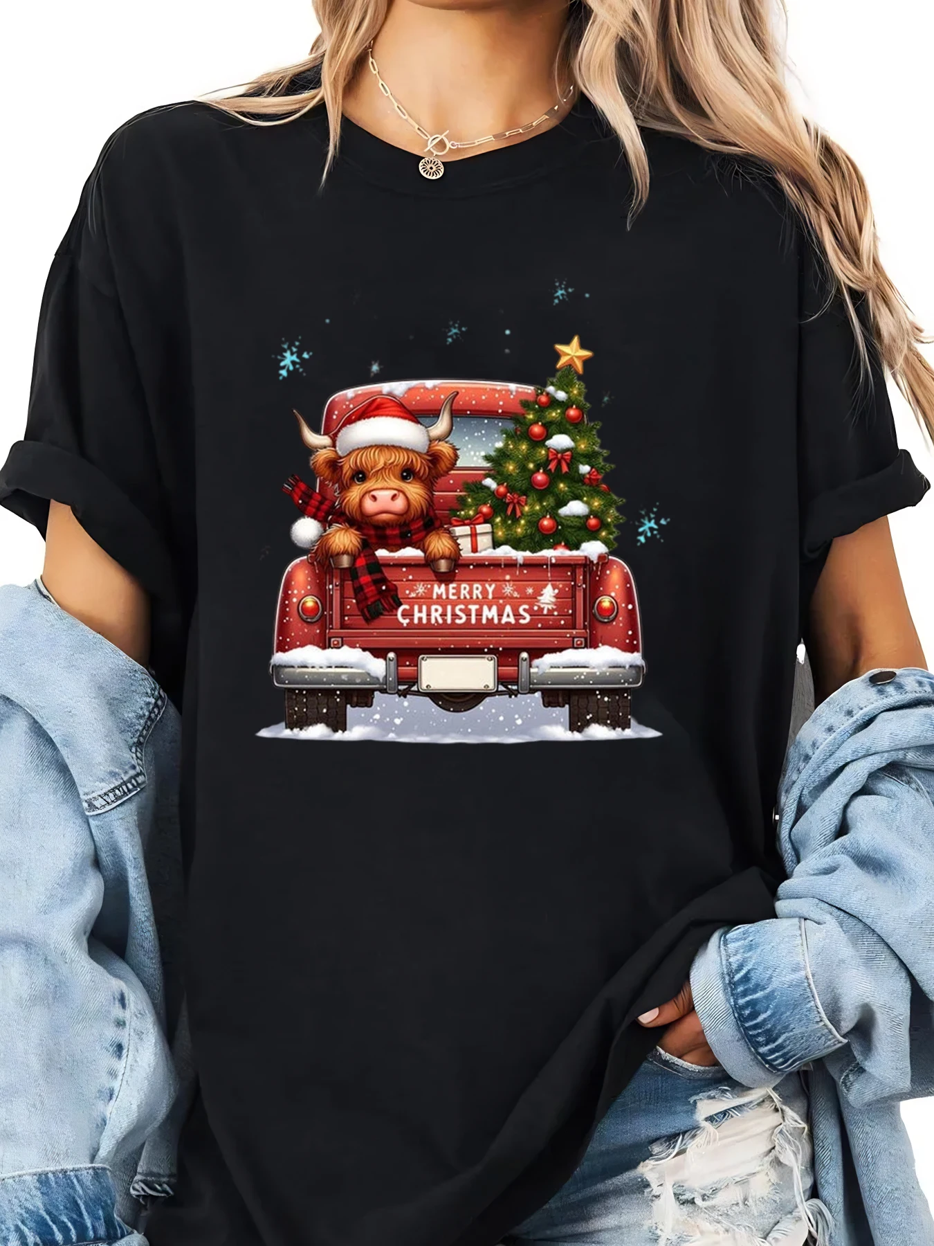 เสื้าทีเชิ้ตพิมพ์ลาย Bull in Christmas Truck Merry Christmas สำหรับผู้หญิง สวมใส่สบายๆ สีดำ ไซส์พลัส