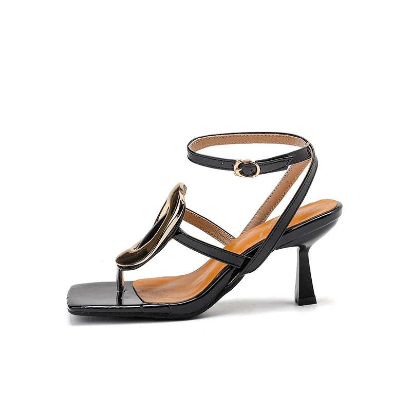 

Женские свадебные туфли. Суперпопулярные босоножки с металлическими клипсами на тонком каблуке. Женская обувь для банкетов с дизайном.