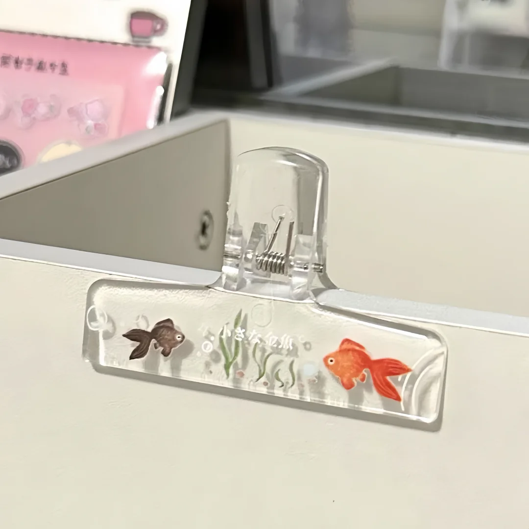 

1PC Transparent acrylic goldfish holder - Cute aquarium decoration, anti-slip book, document and piano score holder