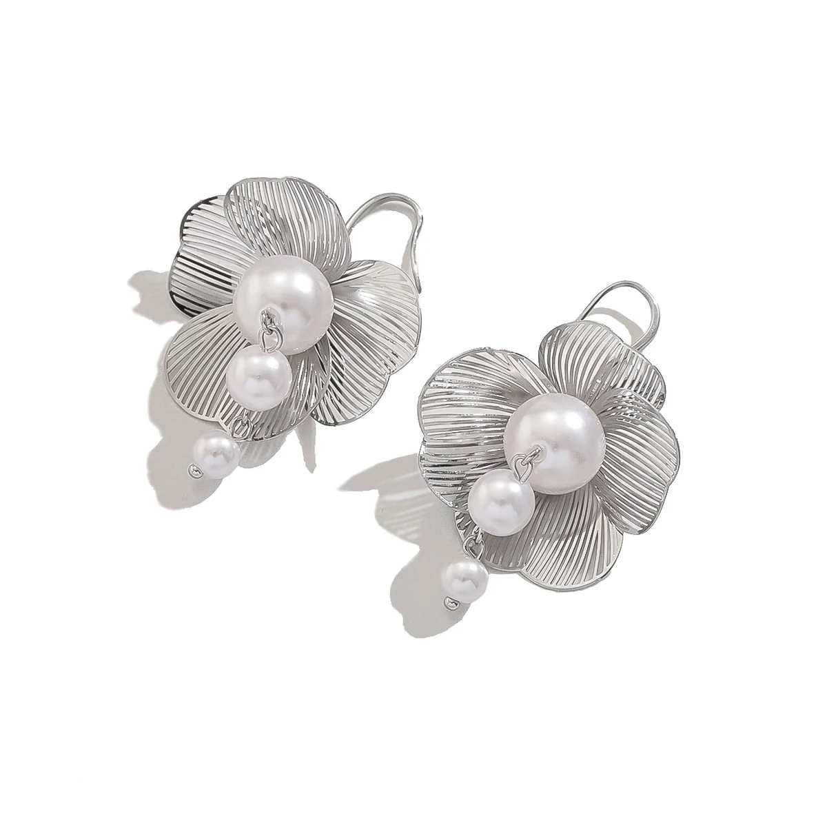 مزاج فاخر خفيف، أقراط لؤلؤ زهرة رائعة للغاية، أقراط بتصميم عصري للبيع بالجملة للنساء