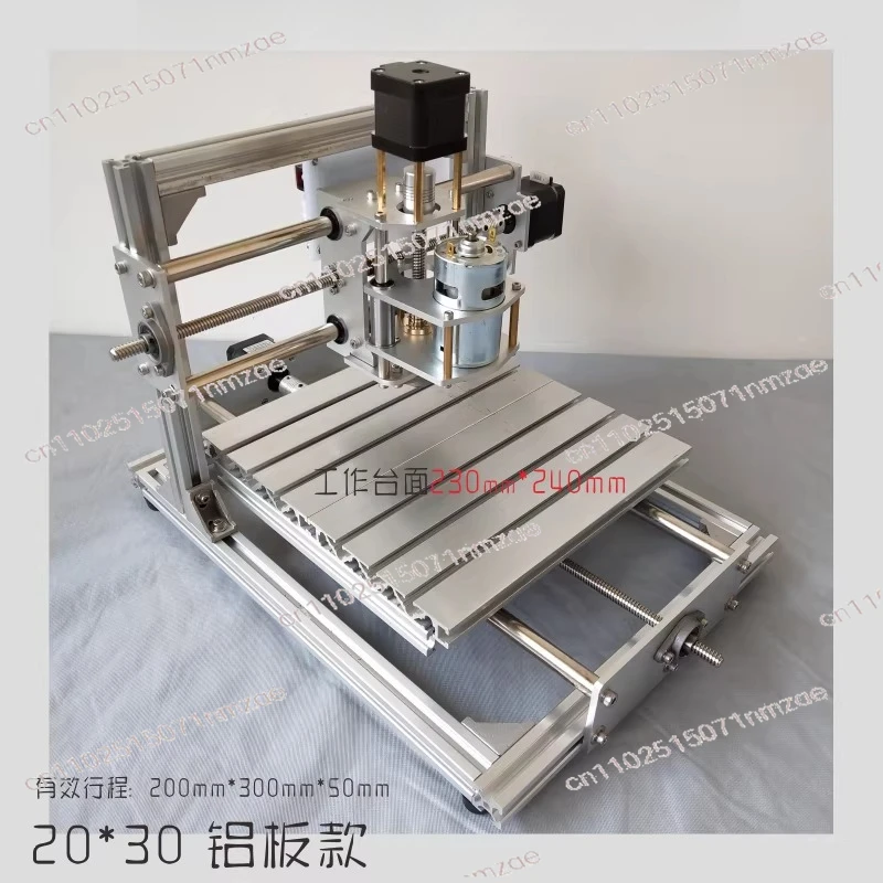 

Гравировальный станок с металлическим каркасом, способен гравировать акрил, двухцветные панели, твердую древесину, мягкие металлы, печатные платы, размер 20 * 30 см.