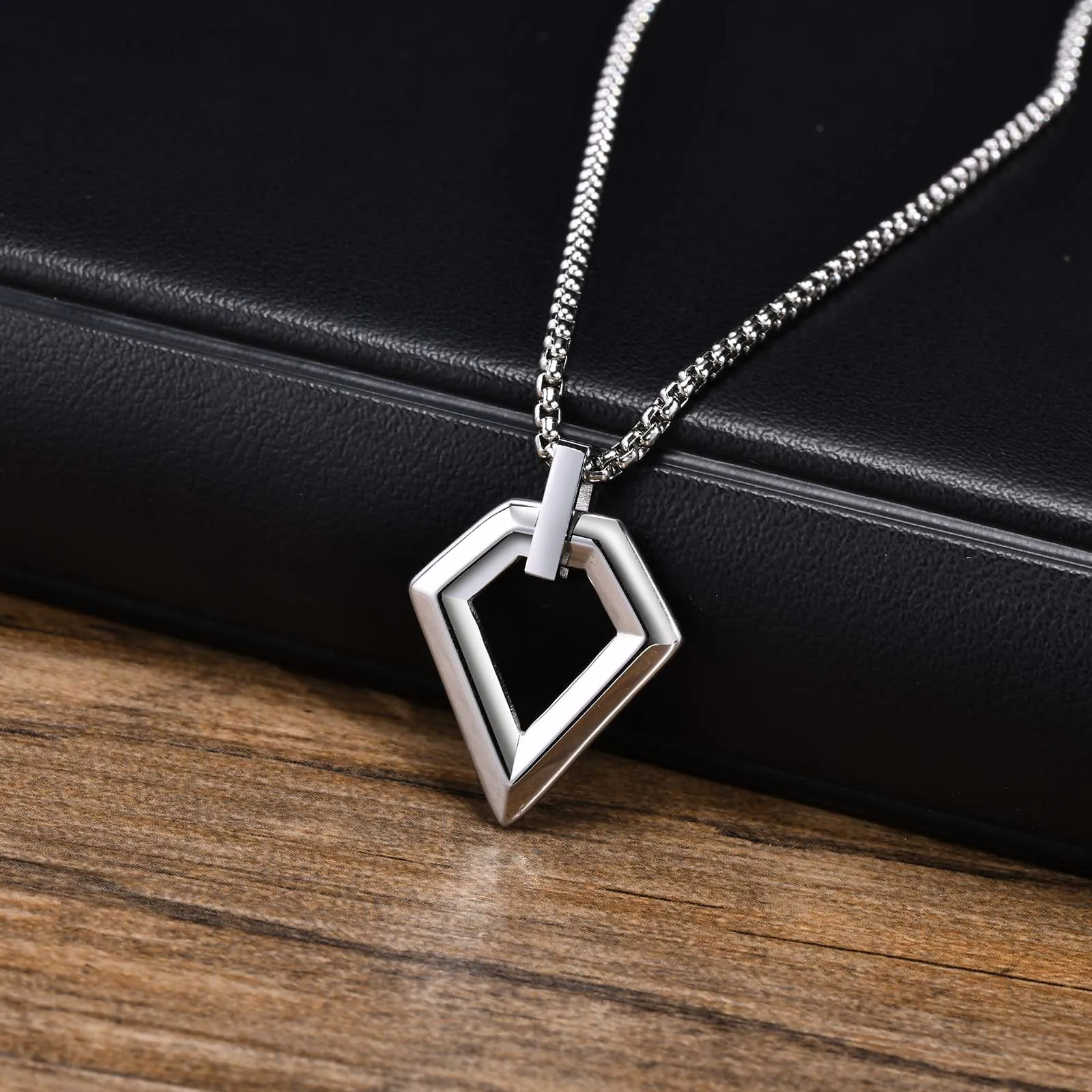 Herren einfache geometrische Halsketten für Jungen, wasserdichter hohler quadratischer Polygon-Anhänger kragen aus Edelstahl, Geschenke für ihn Schmuck – Detail 6