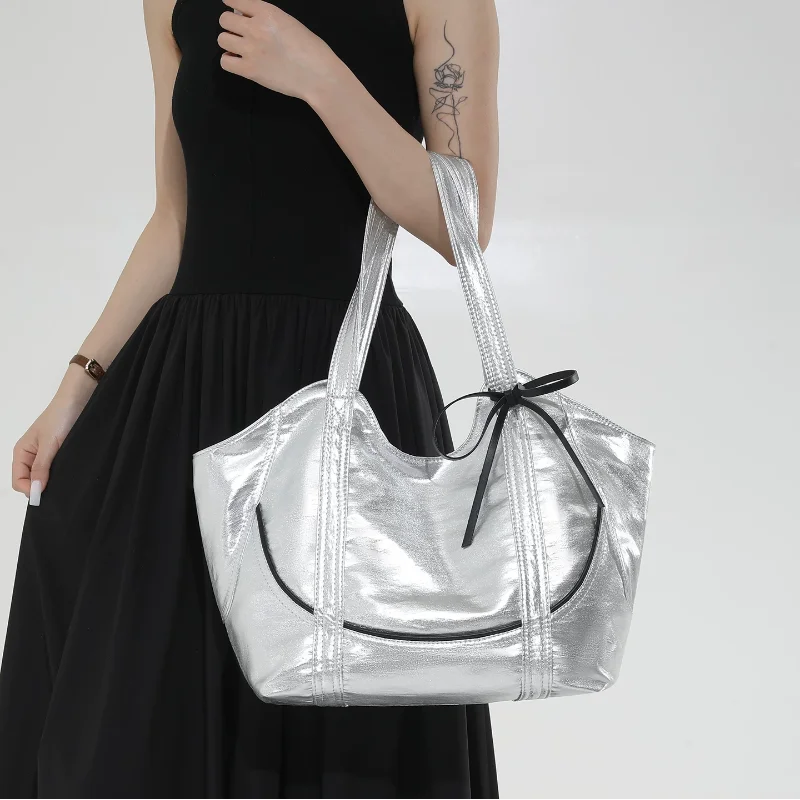 

Large Capacity Bow Decor Tote Bag For Women Glossy Faux Leather Shoulder Bag Magnetic Buckle Design Daily Soft Underarm Handbag