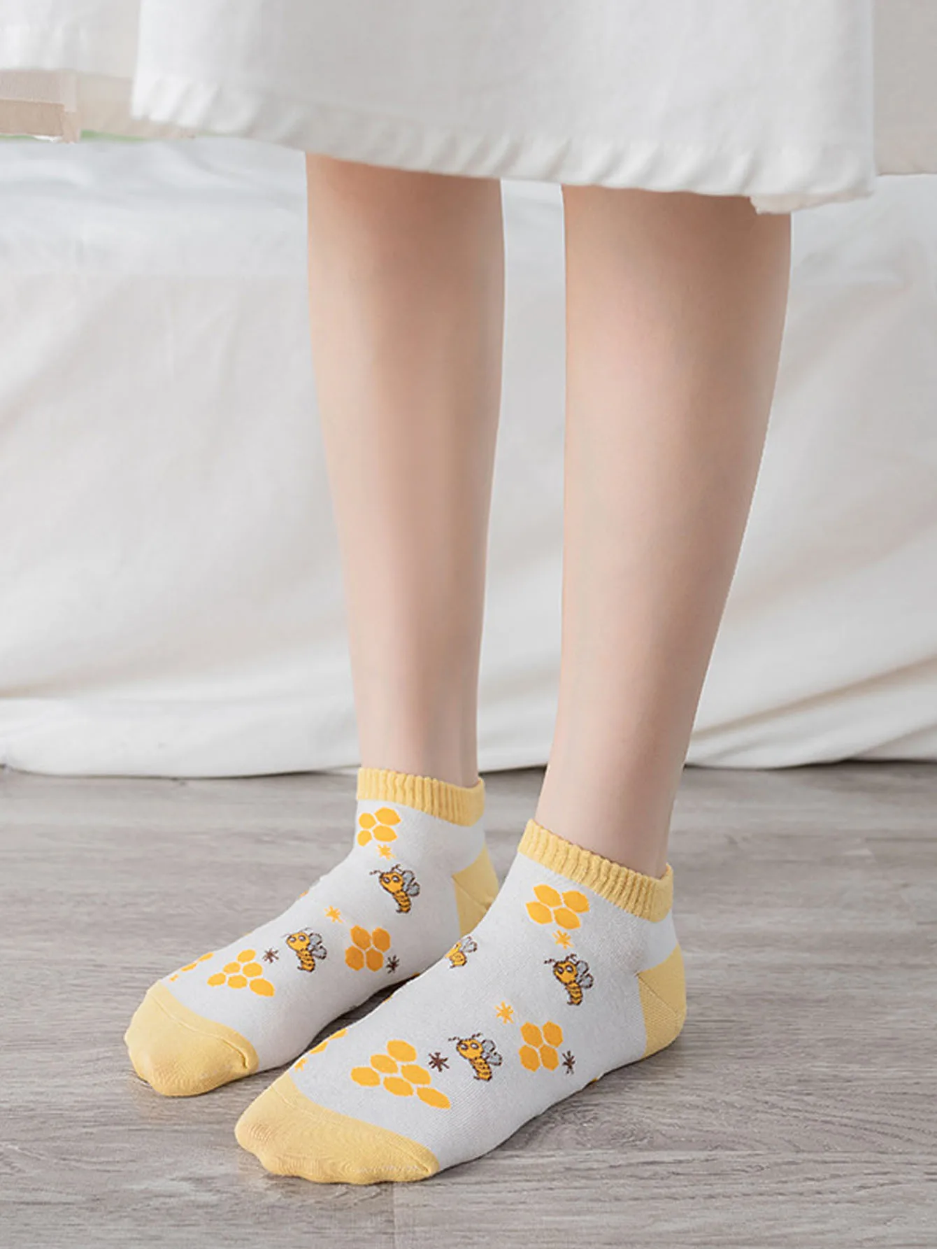 5pairs Cute and Comfy Women\'s Bee Striped Crew Socks - Breathable and Soft Ankle Socks