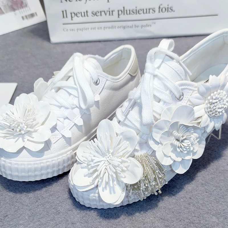 Zapatos informales de verano para mujer, zapatillas blancas hechas a mano con flores en 3D, planos suaves, transpirables, para exteriores