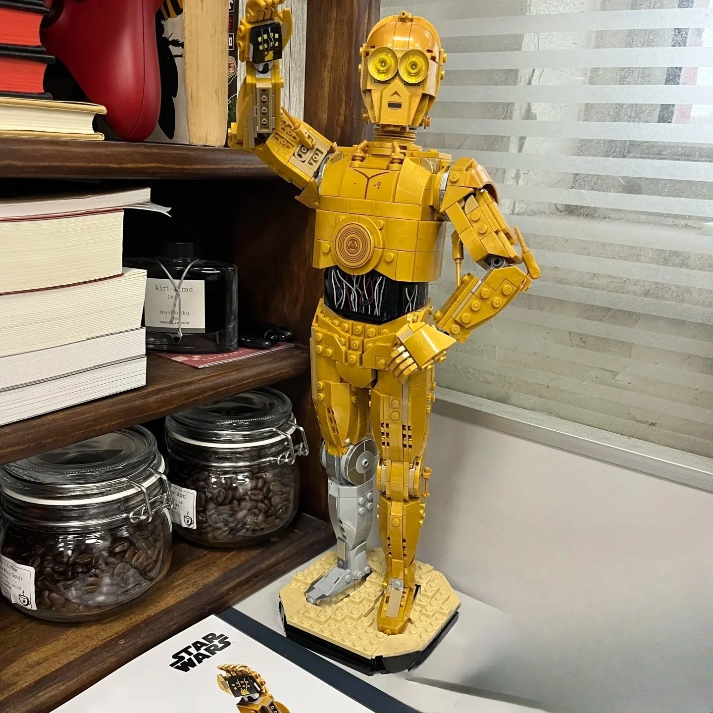 

Movable joint robot C-3PO boy assembling building blocks children's toys gift ornaments