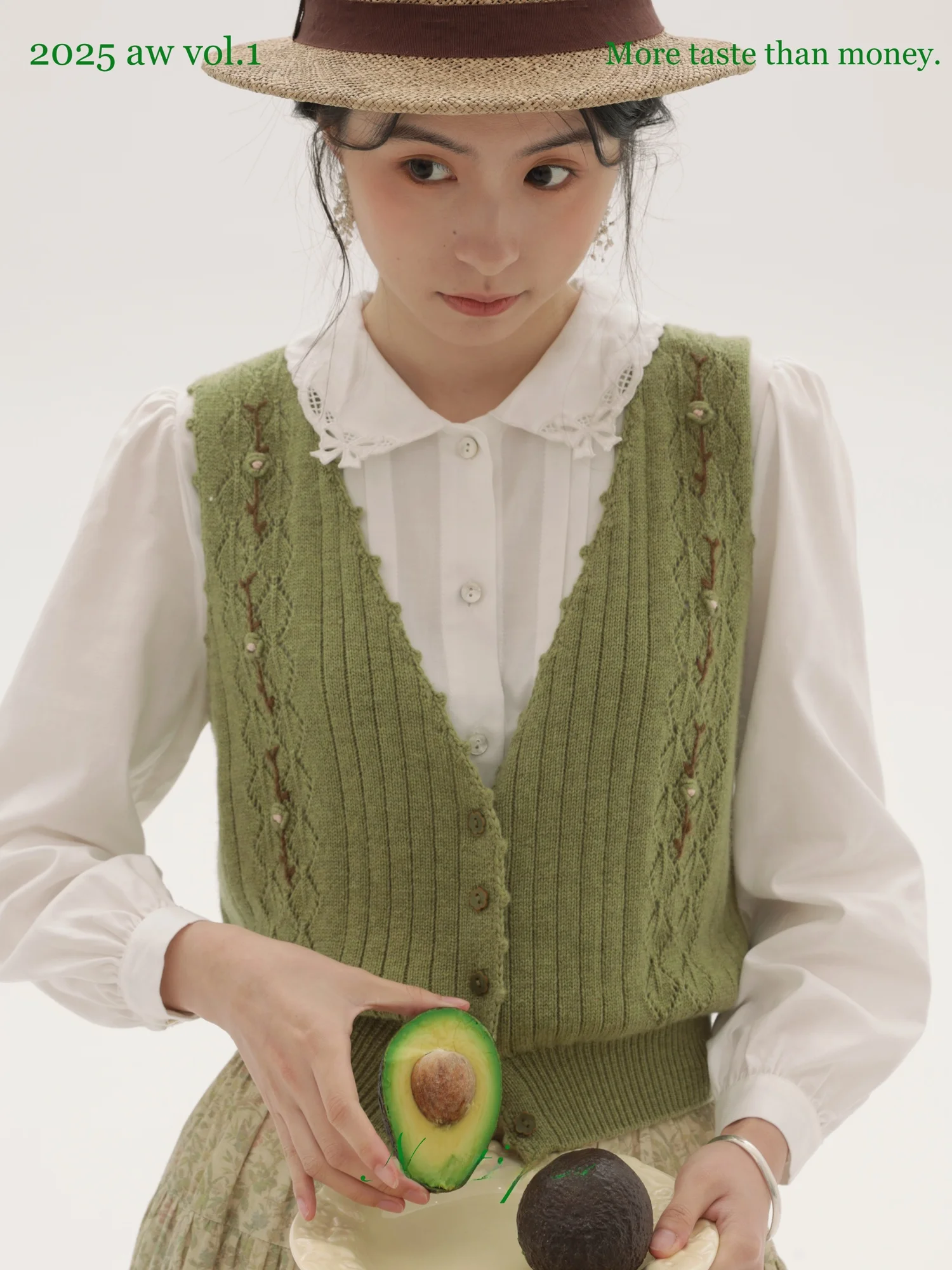 

Handmade Woolen Knitted V-Ne Vest Women's Nostique "een Hill's Anne" Untrimmed Sweater Warmth Emitting ort Sle