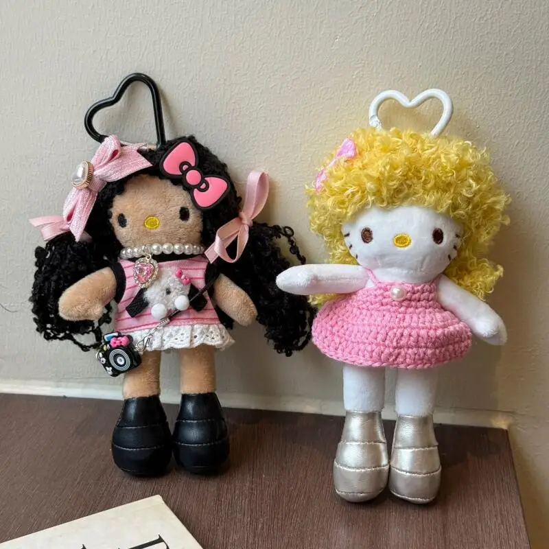 سانريو مرحبا كيتي نغمات الوردي الجلد الأسود سلسلة طويلة الساق مجعد الشعر سترة على شكل قلب مشبك لينة أفخم المفاتيح Bestie هدية