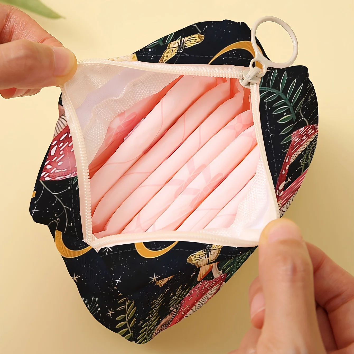 1 pc Mushroom pattern printed sanitary napkin storage bag, women\'s lightweight tissue bag, sanitary tissue bag