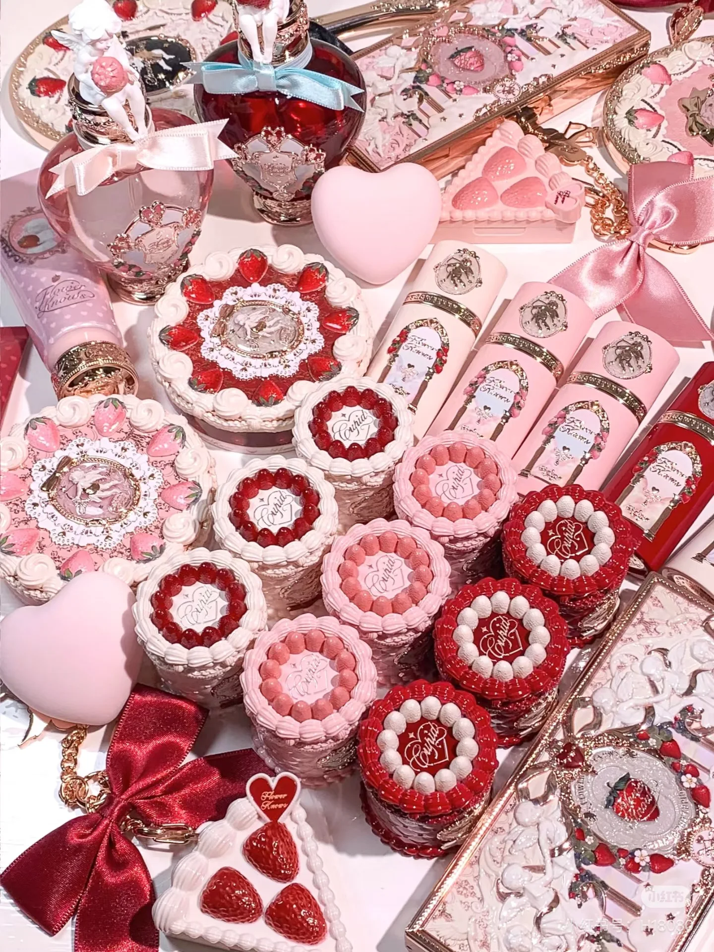 

Flower Knows Strawberry Cupid Gift Box Make Up Set Eyeshadow Comprehensive Face Palett Lip Mud Liquid Blush Pressed Powder