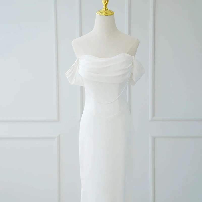 Robe de Mariée Simple en Satin à Col en V, Dos aux, avec Traîne de Balayage, Fourreau Froncé, Éducative