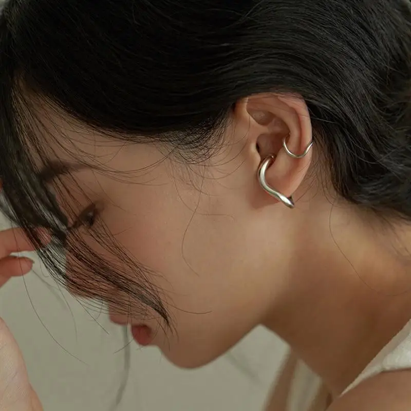 Retro-Mode Geometrische Gedrehte Ohrklemme Clip-On-Ohrringe für Frauen Mattes Metall Ohne Piercing Nicht-Piercendes Schmuckstück Trendig