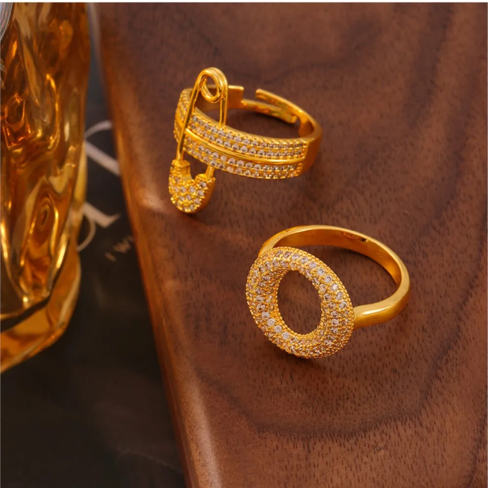 خاتم إصبع دائري مفتوح للنساء مطلي بالذهب ، أحجار الراين الفاخرة على شكل دبوس ، الفولاذ المقاوم للصدأ 316L ، هدية مجوهرات Colorfast