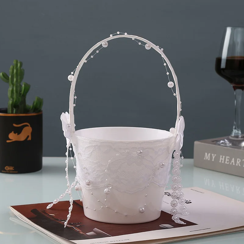 سلة زهور صغيرة بيضاء نقية لحفلات الزفاف ، دانتيل مرصع باللؤلؤ ، أسلوب بسيط ، الأوروبي والأوربي