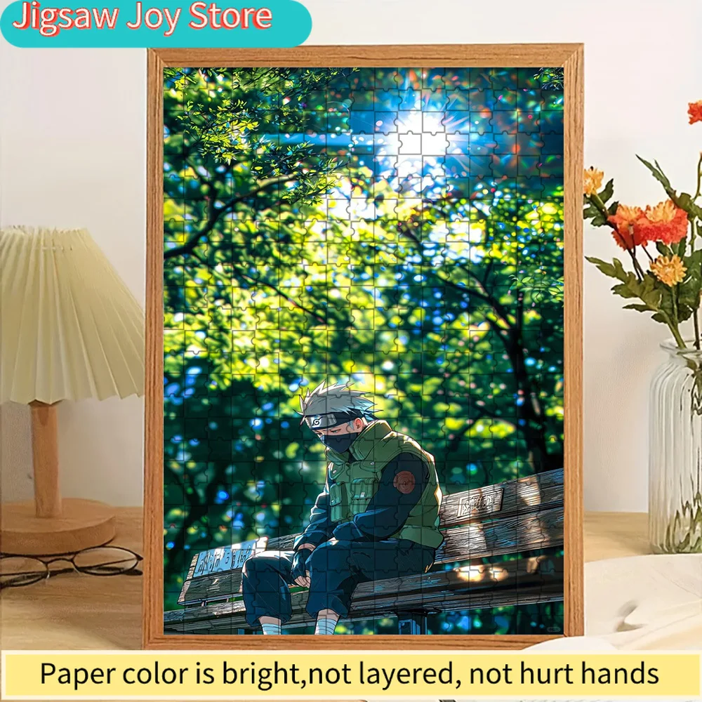 

Пазл из бумаги с изображением аниме-персонажа Какаши Хатаке из Наруто: момент, когда он сидит на скамейке в парке, с живописной зеленой растительностью, премиум-качество, яркий принт высокой четкости, гладкая поверхность.