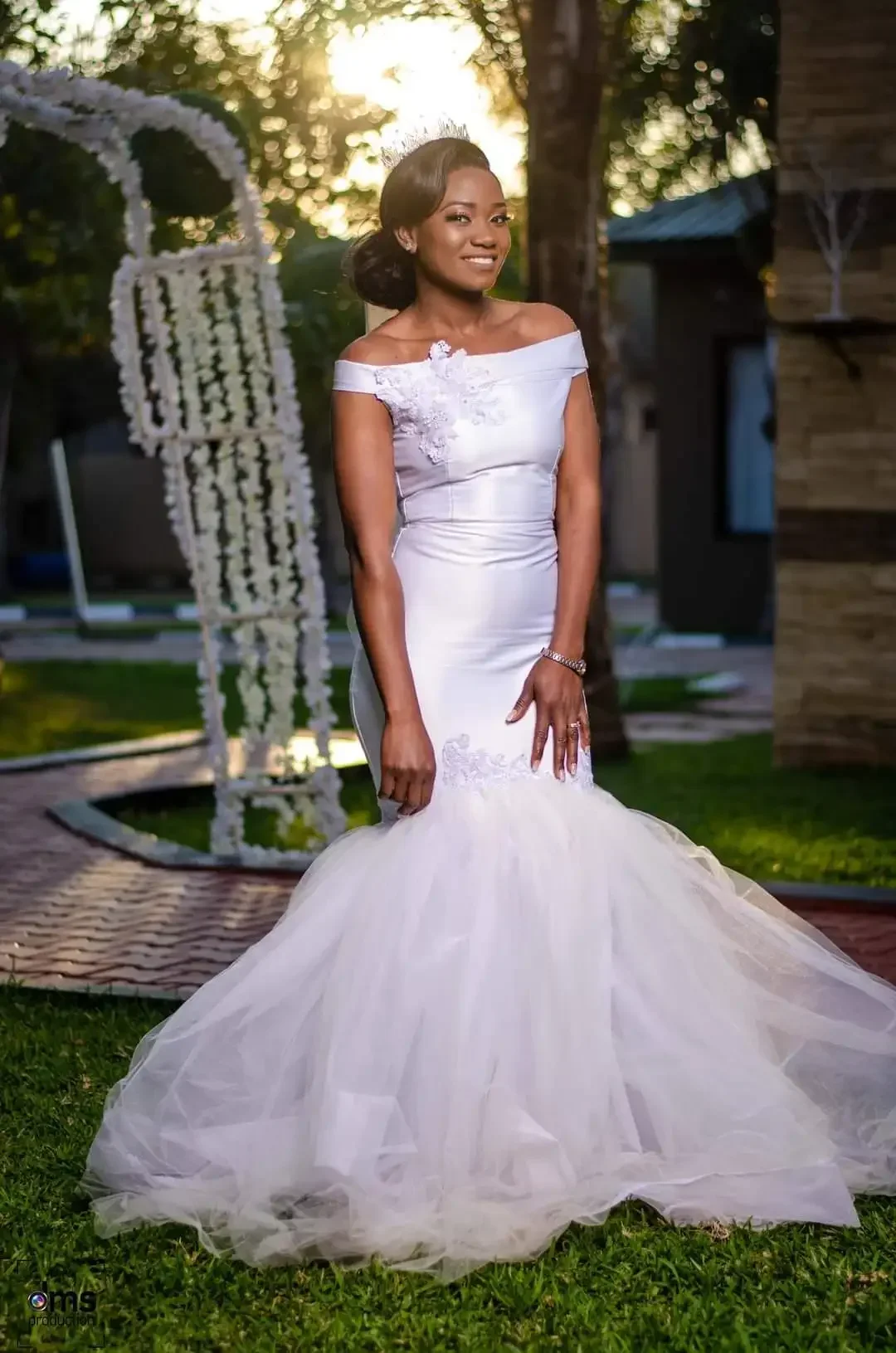 Maßgeschneidertes schulterfreies Meerjungfrau-Hochzeitskleid mit Sweep-Zug und Garten, ärmellose Brautkleider mit Applikationen