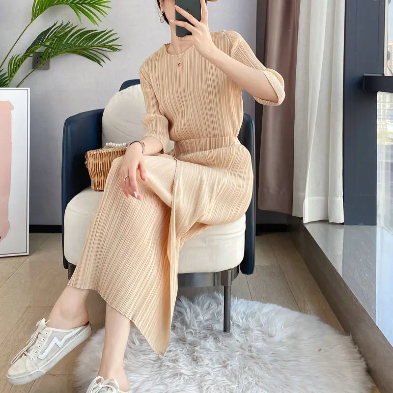 Round neck high-end fashion design casual  set, new pleats for summer 2023 two piece skirt set women