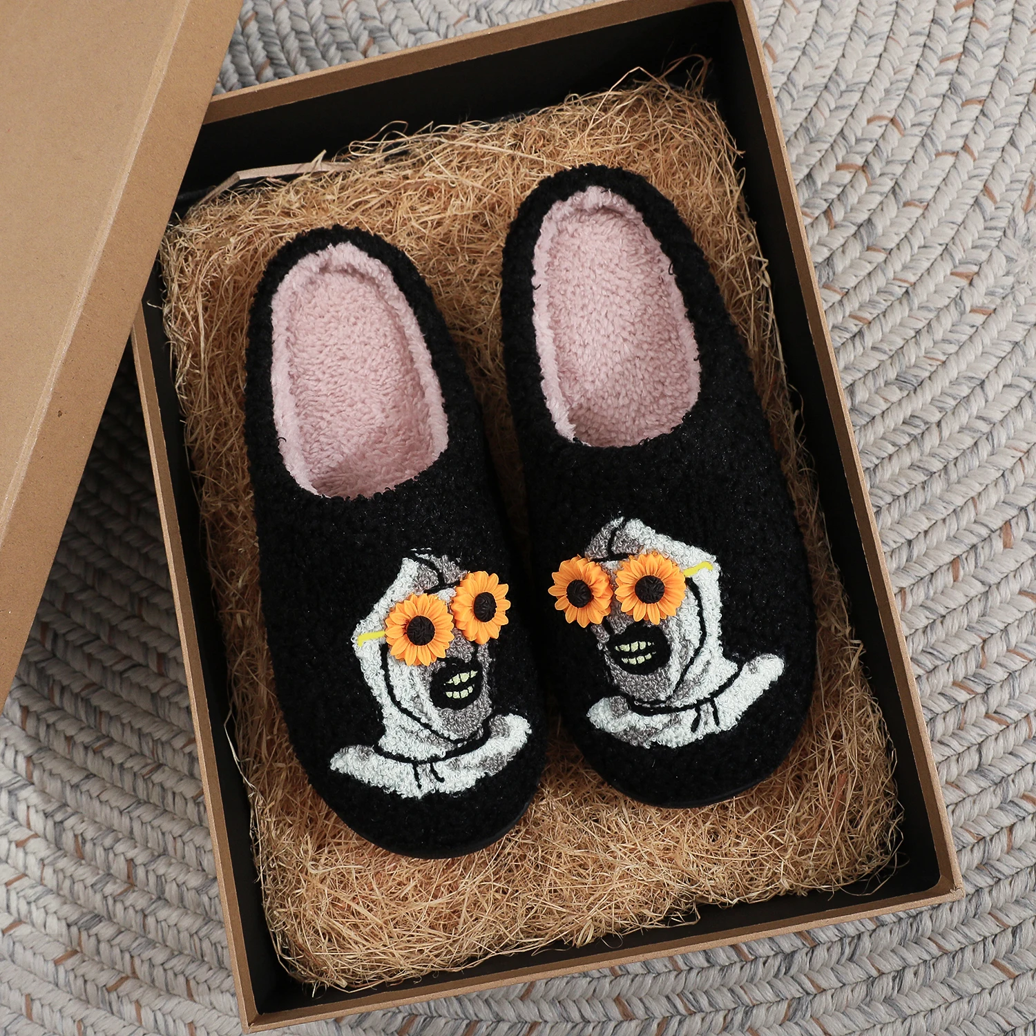 A Pair of Black Halloween Horror Atlantis Clown Pattern Embroidered Plush Home Thick-Soled Comfortable Autumn and Winter Fur Slippers, Dark Punk Stylish Warm Non-Slip Indoor Slippers for Men and Women, a Great Choice for Gifts