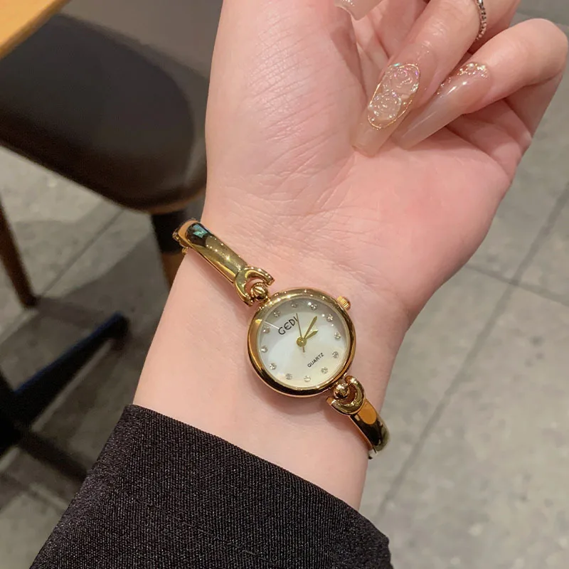 New simple temperament small gold watch fashionable versatile women's hand watch small exquisite water luxury quartz watch gift