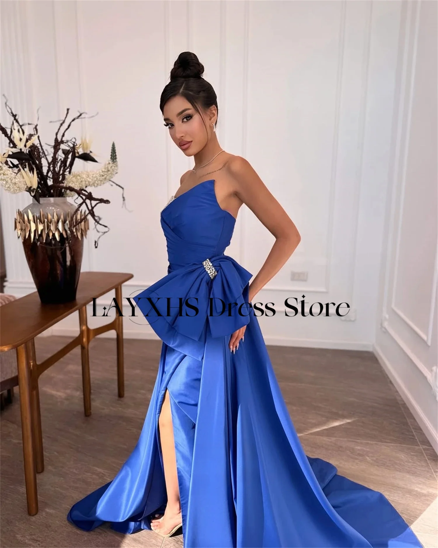 LAYXHS หรูหราชุดราตรีสีฟ้าลูกปัดโบว์ด้านข้างผ่าคอร์ทเทรนพลีทชุดราตรีที่กำหนดเอง فساتين سهرات