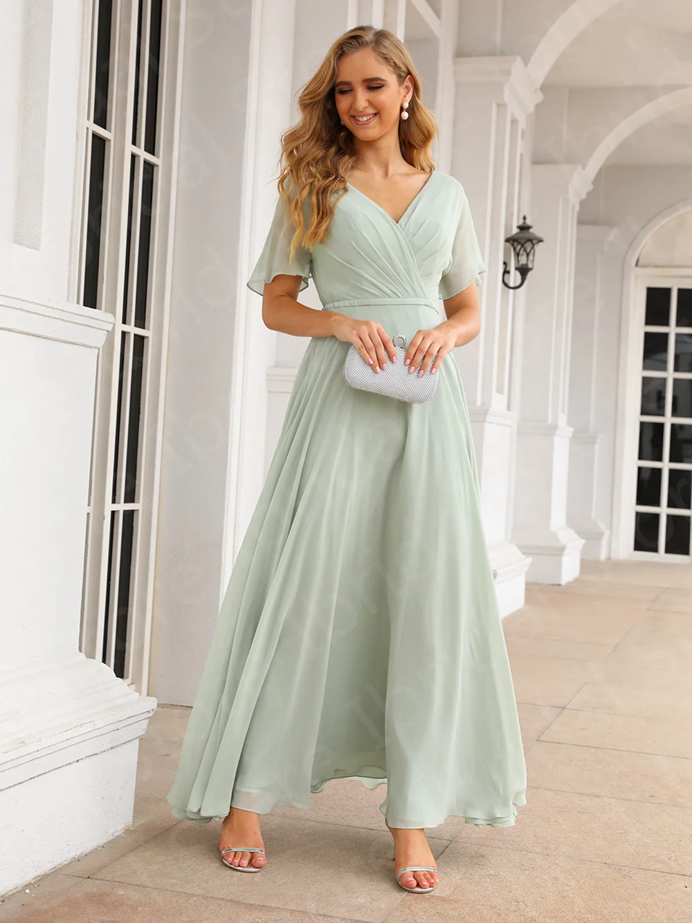 Abiti moderni semplici in Chiffon alla menta con scollo a V abiti da festa di nozze maniche corte della sposa Back Out