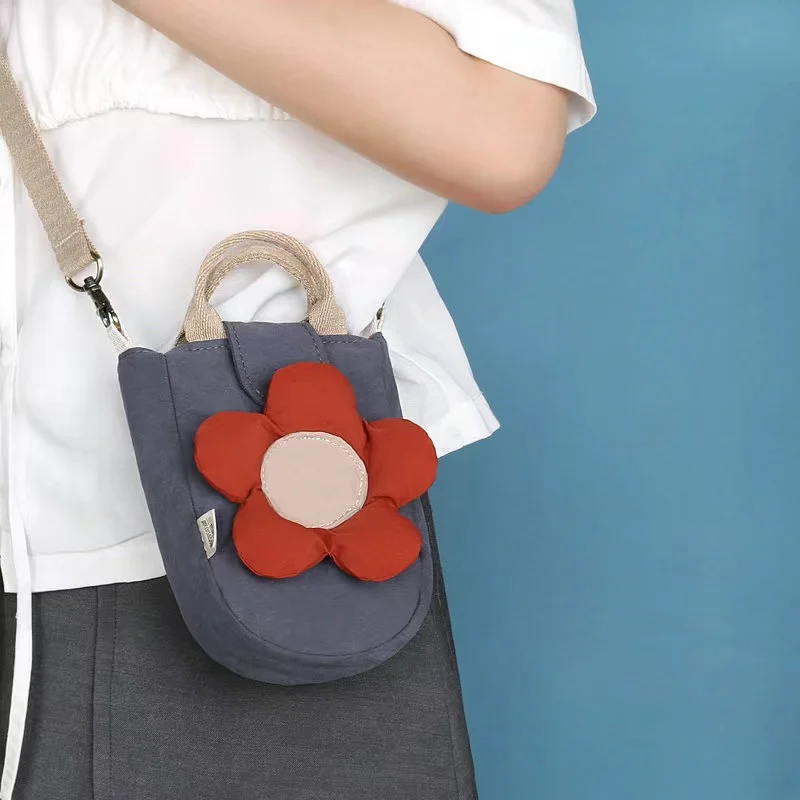 Bolsa literária com flor para mulheres, bolsa mensageiro versátil, bolsa de ombro único, bolsa de lona, adorável desenho animado, nicho, moda outono e inverno, in