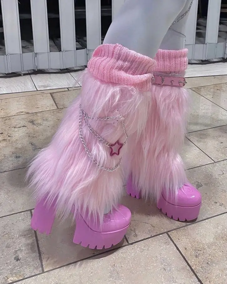 Botas de plataforma con pelo sintético rosa para mujer, tacón grueso, puño de punto, cadena con colgante de estrella, decoración esponjosa, botas de media caña de moda urbana para invierno.