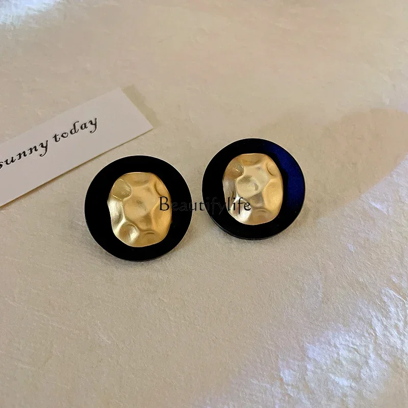 

Big golden stud earrings temperament light luxury high sense French retro earrings