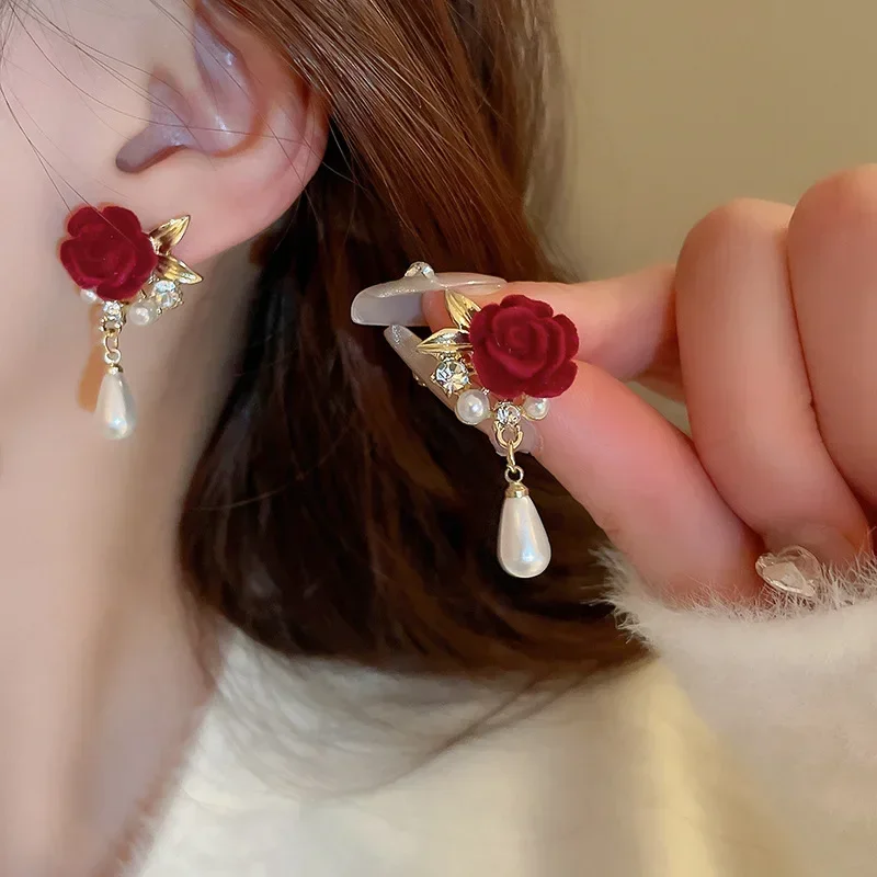 Boucle D’oreille Femmes Wine Red Velvet Rose Pearl Earrings For Women New Camellia Red Rose Ear Studs Jewelry Piercing