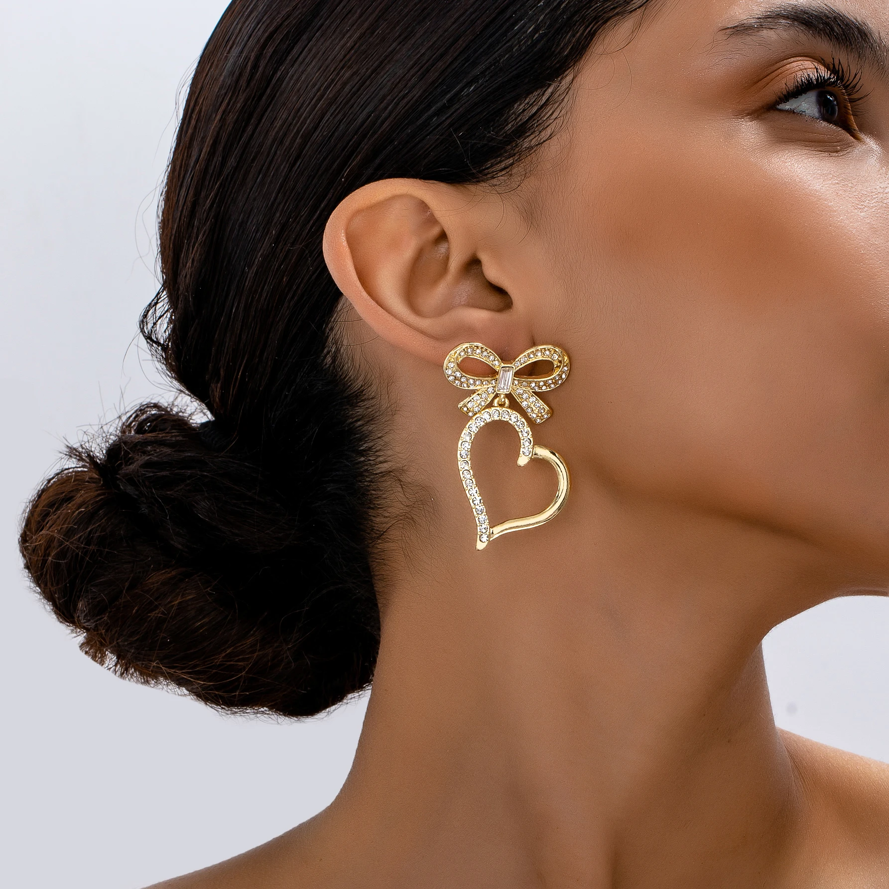 

Exaggerated European American style luxury metal inlaid with crystal stone bow and love combination earrings travel jewelry